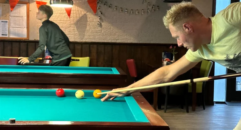 Biljarten in Café de Klimop in Sint Maarten